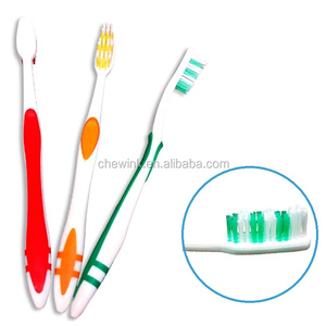 Cepillo de dientes de cerdas suaves para adultos con mango curvo y revestimiento de goma para uso doméstico - Product Image 1