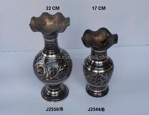 Vases traditionnels indiens en métal moulé en laiton avec peinture noire, décor de maison traditionnel indien - Product Image 2