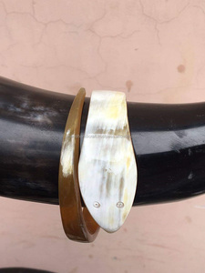 Pulsera de Cuerno de Búfalo 100% Natural para Mujer - Product Image 3