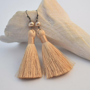   L'art des boucles d'oreilles en soie faites à la main avec des perles nudes - Product Image 1