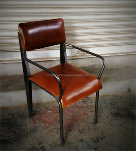 Silla Industrial de cuero tostado con patas de Metal para restaurante - Product Image 1