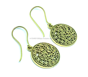 Boucles d'oreilles pendantes en laiton couleur or pour femmes Boucles d'oreilles pendantes à la mode pour jeunes filles avec design suspendu - Product Image 3