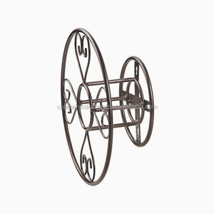 Support mural extensible et flexible en fer forgé haute performance pour enrouleur de tuyau d'arrosage à jet d'eau - Product Image 1