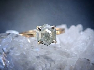 แหวนเพชรทรงหกเหลี่ยมธรรมชาติ 1.50 กะรัต สีซอลท์แอนด์เปปเปอร์ ทองคำ 14k ราคาแหวนเพชร 2 กะรัต - Product Image 2