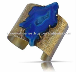 Brazalete de bisel de piedra martillada de latón Accesorio de moda - Product Image 1