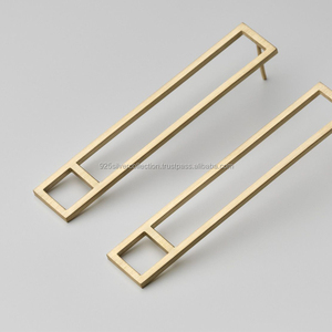 Pendientes de tuerca chapados en oro geométricos minimalistas para mujer, joyería elegante de latón para fiesta de aniversario, diseñada principalmente para mujeres elegantes - Product Image 2