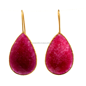 Pendientes de plata de ley 925 con baño de oro vermeil y gema de rubí teñido - Product Image 1