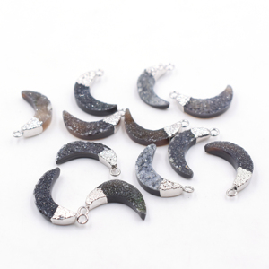 Pendentif en forme de lune en druse noire de 16 à 18 mm, plaqué or 14K/18K et argent, fabriqué en laiton avec un anneau pour la fabrication de bijoux - Product Image 4