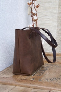 Sac fourre-tout décontracté en cuir vieilli brun foncé fait à la main, taille moyenne, cuir Markhor, pour femme, AV-0037 - Facile à transporter - Product Image 2