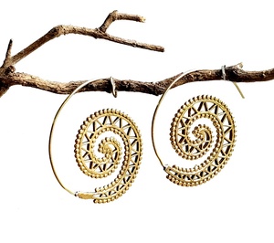 Boucles d'oreilles créoles en spirale de style bohème pour femmes en laiton avec finition couleur or pour les fêtes mariages cadeaux de fiançailles - Product Image 1