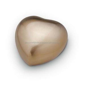 Urna de cremación de recuerdo de corazón de latón - Product Image 4
