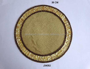 เสื่อรองจานลูกปัดไข่มุกทรงกลมทำด้วยมือที่มีลวดลายตรงกลางแบบเรียบมีให้เลือกหลายสีและหลายลายบนโต๊ะ - Product Image 3