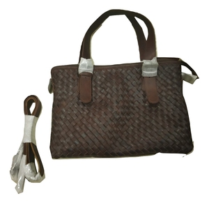 Sac fourre-tout en cuir véritable fait à la main pour femmes avec fermeture à couvercle ouvert Logo personnalisé Portable et polyvalent pour toutes les saisons - Product Image 2