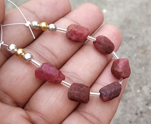 ชุดลูกปัดอัญมณีทับทิมสีแดงธรรมชาติ6ชิ้นแบบไม่ผ่านการบำบัด1เส้นสำหรับการทำเครื่องประดับสำหรับเจาะเครื่องประดับ - Product Image 4