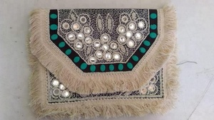 Bolso de mano étnico hecho a mano de yute con borlas para mujer, patrón de letras, estilo de eslinga para fiestas nocturnas, playa, venta al por mayor, India - Product Image 2