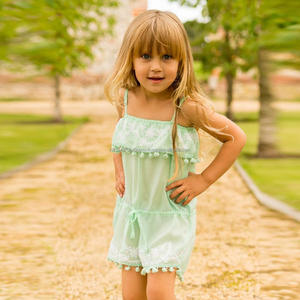 Impresionante correa de espagueti, fresco bordado Pom Trim español Boutique para ropa de bebé, gran oferta, niña pequeña Flora Playsuit Love - Product Image 1