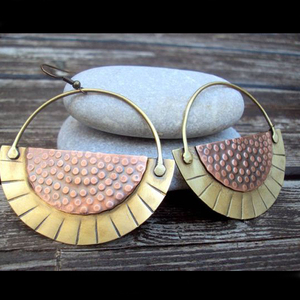 Pendientes minimalistas para niñas, pendientes de gota de moda con diseño de aro de cobre geométrico con acabado de latón para mujer - Product Image 2