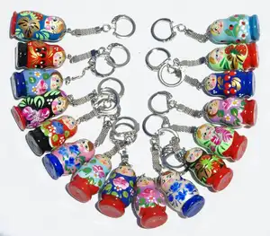 Llavero de Madera con Muñeca Matrioshka, Adorno Étnico Ruso, Artesanía Folclórica, Arte y Artesanía Nacional Rusa en Madera - Product Image 1