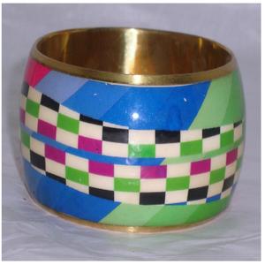 Brazaletes Kada de latón con diseño de cuadros grabados a mano para niñas y mujeres - Product Image 1