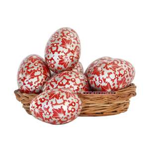 Adornos decorativos de huevos de Pascua de madera pintados a mano blancos y rojos para la caza de huevos de Pascua y la decoración de primavera hecha a mano en la India, venta al por mayor - Product Image 6