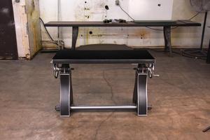 Petite table à manger industrielle vintage en métal Bureau à manivelle HURE Meubles de maison au design antique - Product Image 2