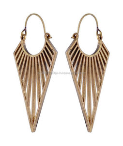 ตุ้มหูแบบห่วงทองเหลืองของชนเผ่าโบฮีเมียนประดับเพชรและไข่มุกสำหรับงานแต่งงานหรืองานหมั้นดีไซน์ทรงลูกศรอย่างมีสไตล์ - Product Image 2