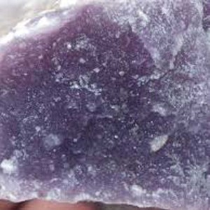 พลอยเลพิโดไลต์ธรรมชาติ Coszcatl Exports KLP001 ผลิตและจำหน่ายพลอยดิบแบบไม่เจียระไน ขนาดและรูปทรงอิสระ สีชมพูม่วง - Product Image 1