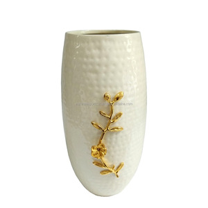 Florero de Metal martillado para exteriores, maceta con flor dorada - Product Image 1