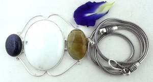 Pendentif à breloque en pierre de soleil bleu agate naturelle en argent sterling 92.5 de forme ovale lisse avec chaîne de serpent - Product Image 4