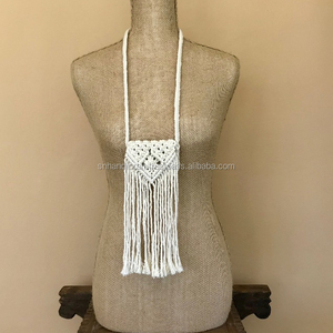 Bolso de Macramé Mini Moderno con Colgante - Bolso de Algodón Blanco con Flecos - Accesorio para Mamá e Hija, Accesorio Infantil - Estilo Boho Chic, Hippie, Gitano, Nupcial - Product Image 1