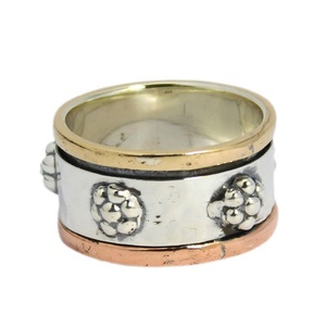 Bague Spinner trois tons en argent sterling 925 conçue sur mesure bijoux de mariage faits à la main sertissage de lunette en vermeil rhodium pour les fêtes - Product Image 2