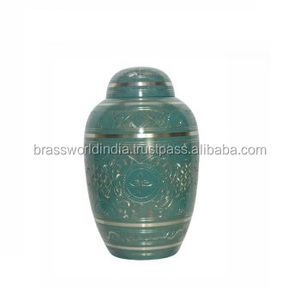 Magnifique urne de crémation verte gravée pour adulte par Brassworld, fournitures commémoratives indiennes - Product Image 1