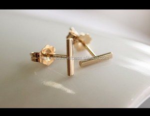 ขายต่างหูสตั๊ดบาร์เรียบง่ายทองเหลือง 14k - Product Image 2