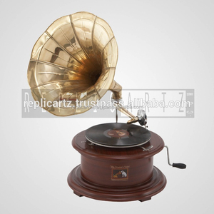 Gramophone vintage en bois de forme ronde décorative en laiton pour la décoration de bureau - Product Image 3