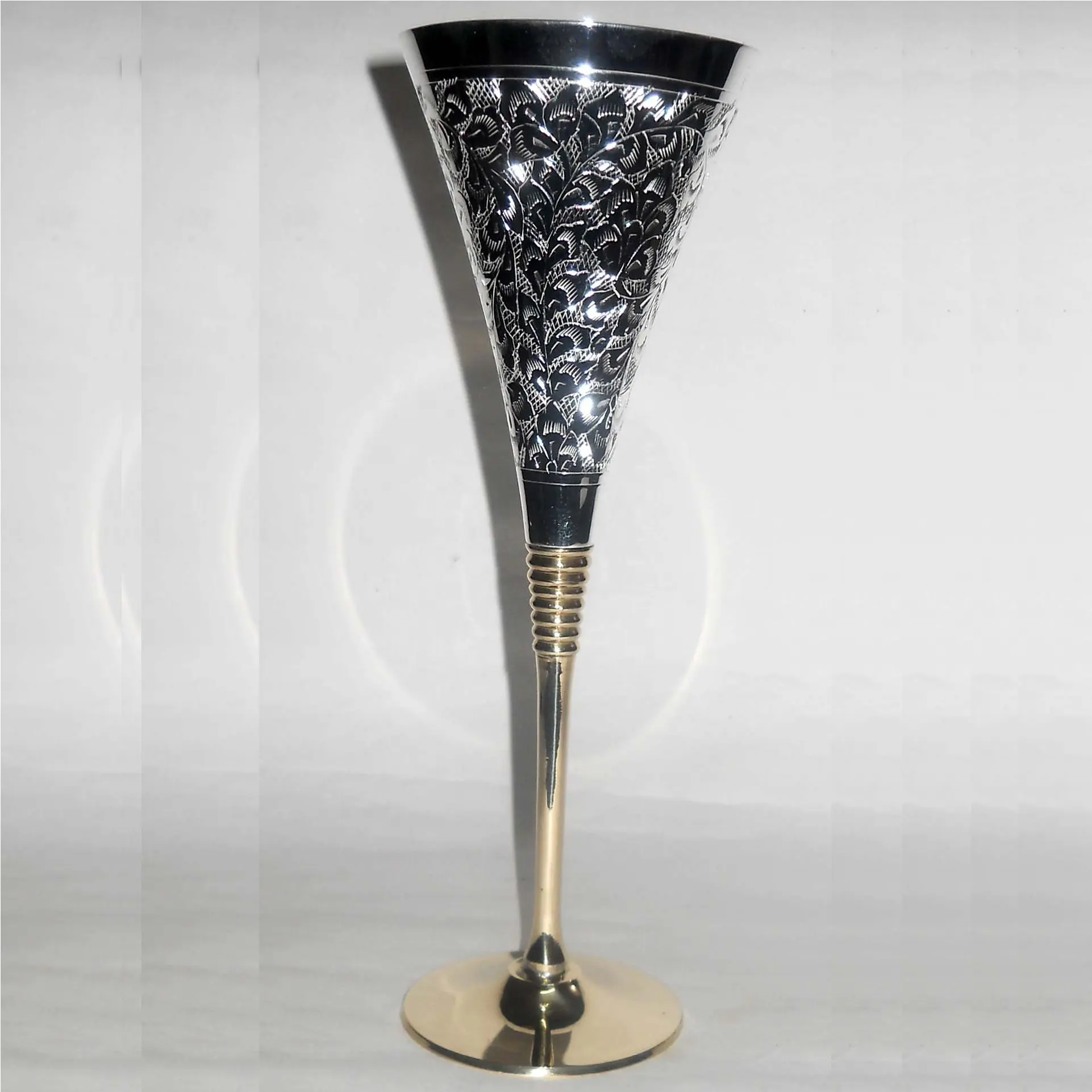 Verre à champagne en métal argenté de la meilleure qualité pour décoration de table de mariage et de maison à des prix acceptables