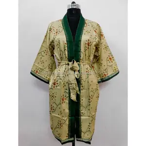 Phụ Nữ Cổ Điển Mặc Kimono Lụa Ngắn