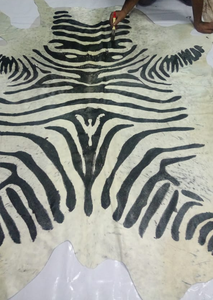 Peau de vache Nefertiti Premium à motif zèbre avec poils, résistante aux taches, 35-45 pieds carrés pour meubles, sacs à main, canapés - Product Image 2
