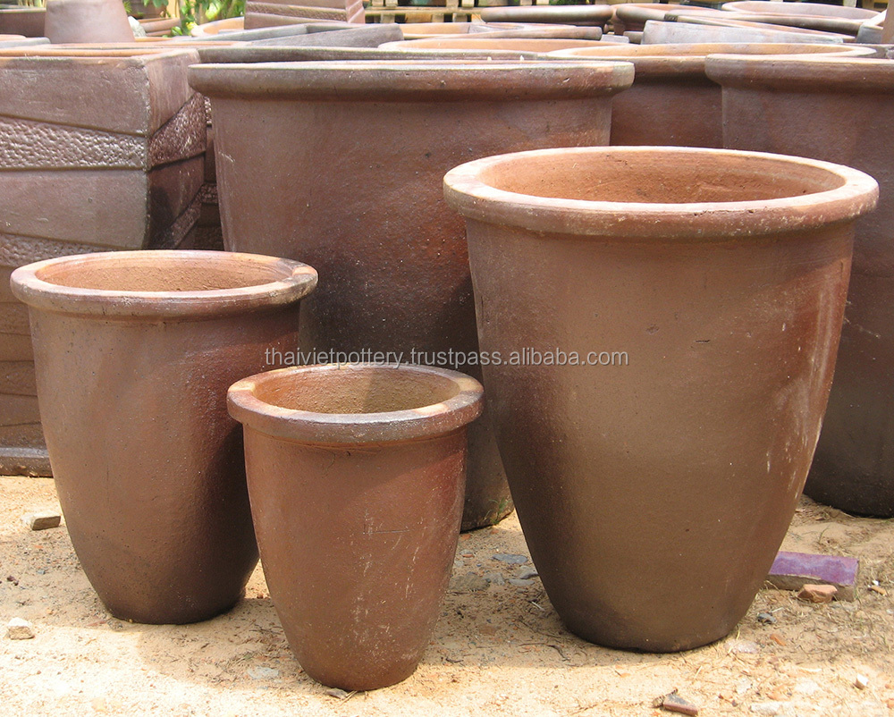 Большие горшки из черной глины