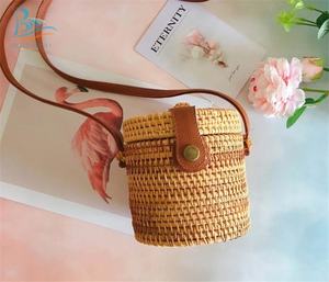 Bolso de hombro de mimbre cilíndrico de estilo bohemio con decoración de lazo y borla hecho a mano de Vietnam - Product Image 2