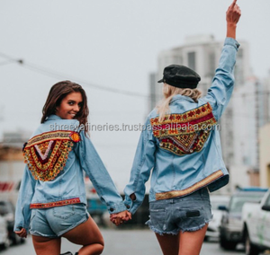Chaqueta Vaquera Bordada a Mano con Adornos Bohemios - Product Image 1