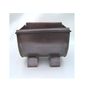 Collection de pots de fleurs et de jardinières carrées en laiton antique - Product Image 1