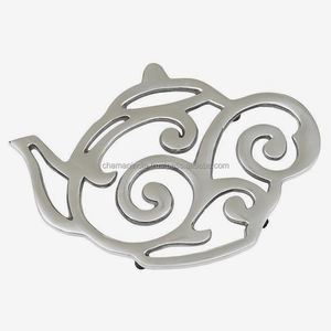 Trivetwith de tetera de aluminio fundido con pies de goma para platos calientes - Product Image 1