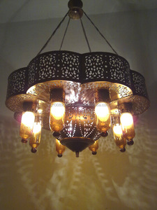 BR384 Lámpara de araña de latón colgante decorativa de estilo árabe con pantallas de vidrio ámbar Lámparas de pared - Product Image 2