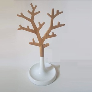 Porte-bijoux en forme d'arbre en bois de bambou de haute qualité avec base - Product Image 1