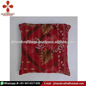 Funda de almohada de algodón vintage con diseño bordado de Kantha - Product Image 1