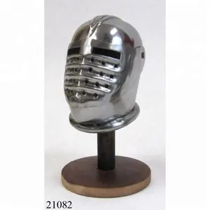 Casco de armadura Maximiliana alemana en miniatura - Product Image 1