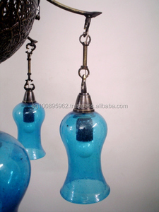 Candelabro de diseño tradicional de latón antiguo BR253 con iluminación colgante única de vidrio soplado con Boca Grande - Product Image 2