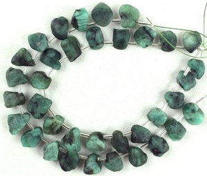 Piedra preciosa Esmeralda verde natural sin tratar, forma desigual, fabricación en bruto, joyería hecha a mano, piedra natal de mayo, venta al por mayor - Product Image 1