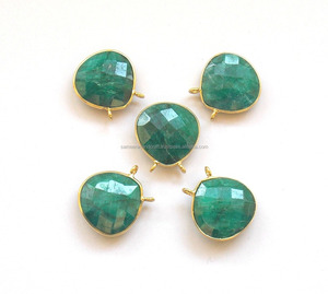 Piedra preciosa Esmeralda teñida de Plata de Ley 925 con conector de bisel de moda en forma de corazón facetado hecho a mano chapado en oro - Product Image 1