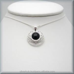 Bijoux de créateur en argent sterling 925 de forme ronde en onyx noir avec pendentif en pierre précieuse pour belles femmes ODM OEM - Product Image 3